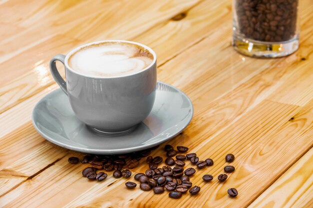 Tasse de café avec des grains