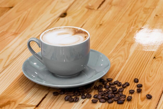 Tasse de café avec des grains