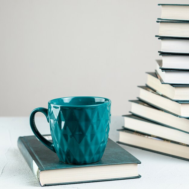 Tasse à café gros plan avec des livres