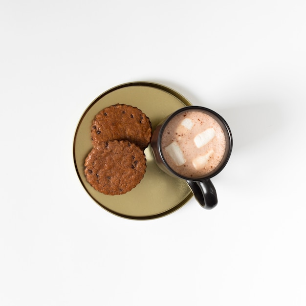 Tasse à café avec guimauves et biscuits