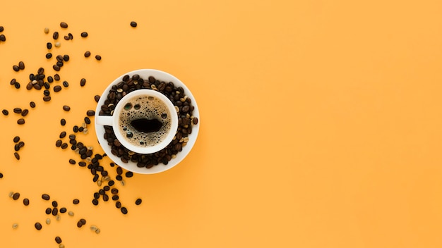 Tasse à café avec haricots et espace de copie