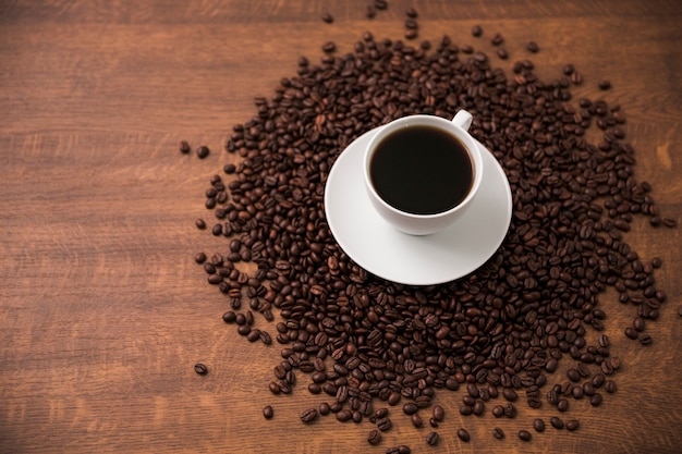 Tasse de café sur les haricots