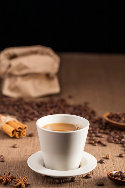 Photo gratuite tasse à café avec des haricots