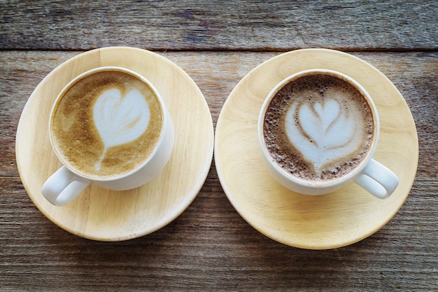 Tasse à café jumelle sur une vieille table en bois