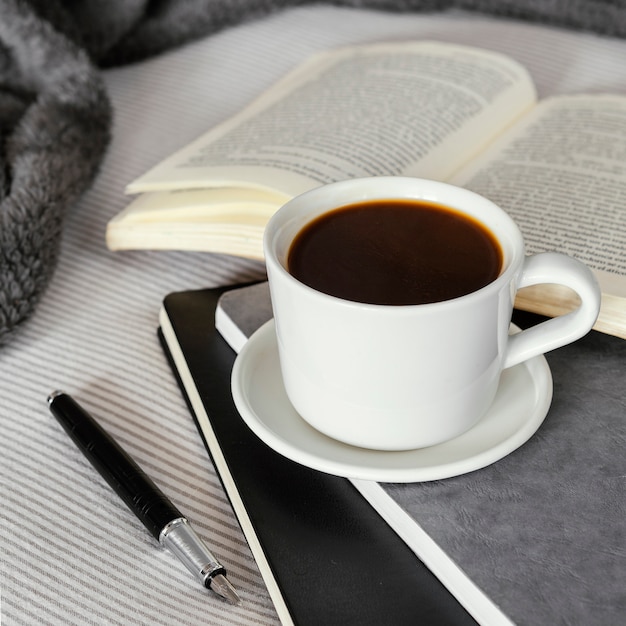 Tasse à café et livre grand angle