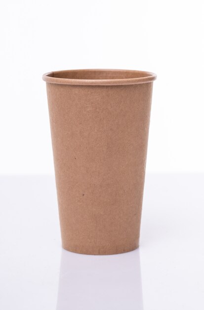 Tasse de café en papier brun ouvert isolé sur blanc