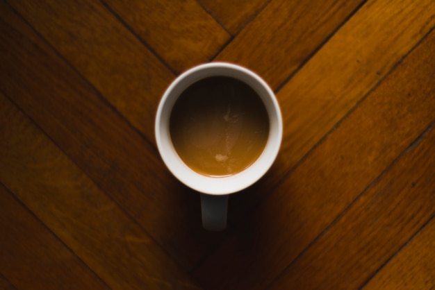 Tasse de café sur le parquet