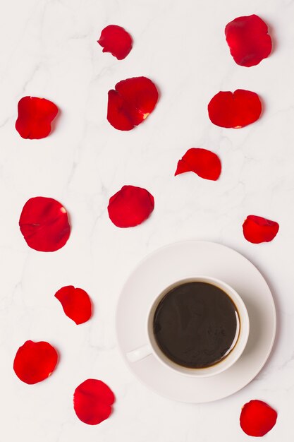 Tasse à café et pétales de rose