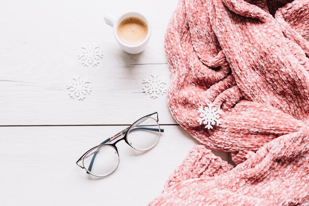 Tasse à café avec petits flocons de neige