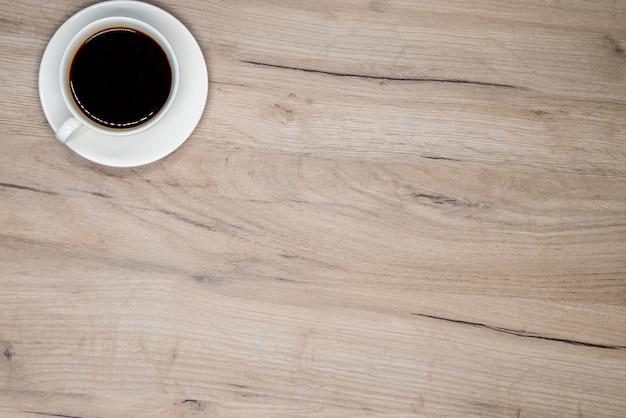 Tasse à café sur planche de bois