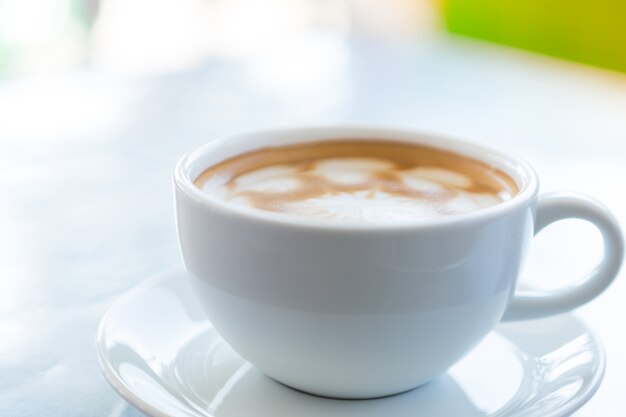 Tasse de café sur une plaque