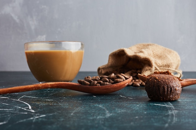 Photo gratuite une tasse de café avec des pralines au chocolat.