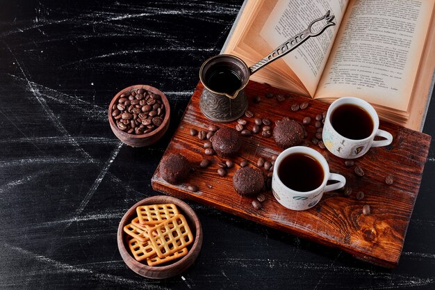 Tasse de café avec pralines et biscuits.