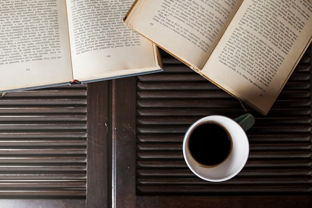 Tasse de café près de livres