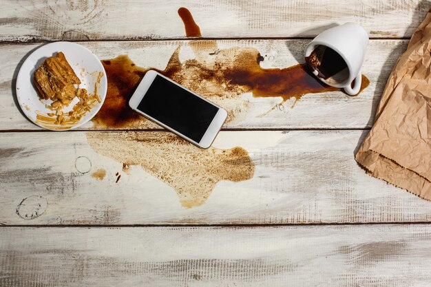 Tasse de café renversée sur une table en bois