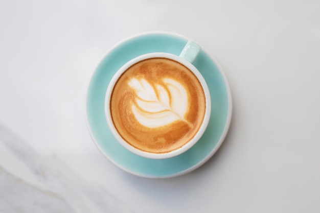 Tasse à café savoureuse sur la terrasse vue de dessus