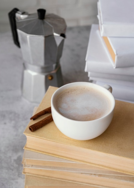 Tasse de café savoureux à angle élevé sur les livres