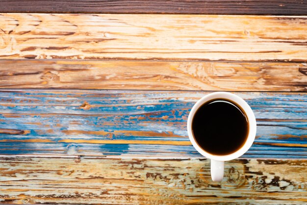 Tasse de café sur une table en bois