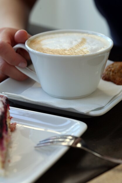 Tasse de café sur la table