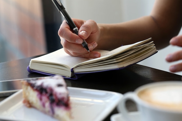 Tasse de café sur la table