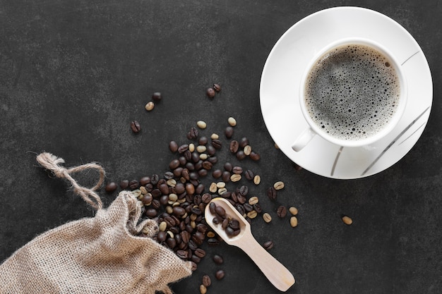 Tasse de café sur la table