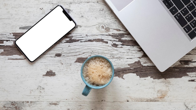 Tasse de café sur la table