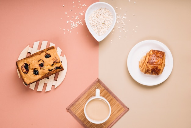 Tasse à Café Avec Tarte Et Petit Pain Sur La Table