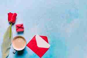 Photo gratuite tasse à café avec tulipe rouge sur table