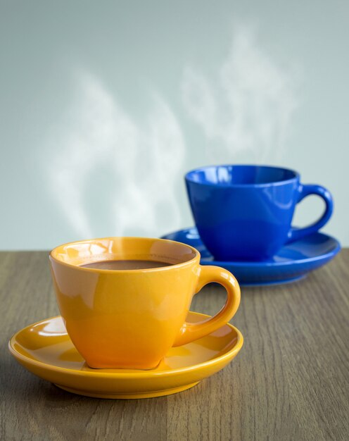 Tasse de café à la vapeur sur la table