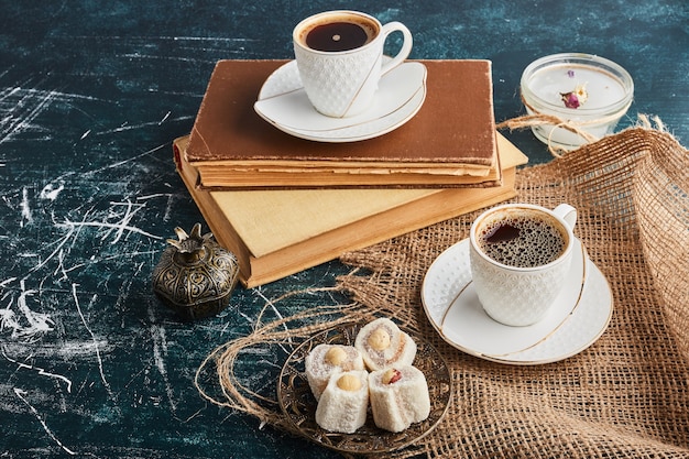 Une tasse de café sur de vieux livres.