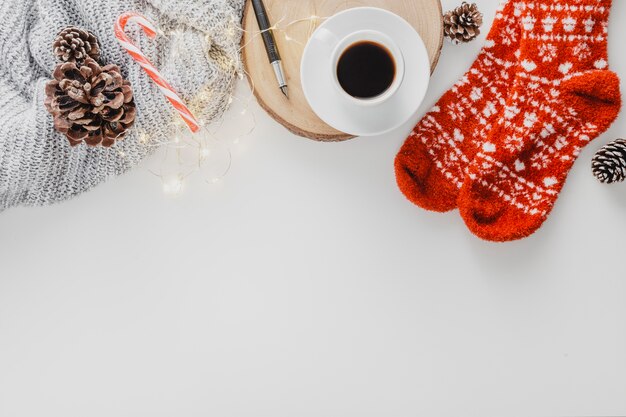 Photo gratuite tasse à café vue de dessus et chaussettes avec espace copie