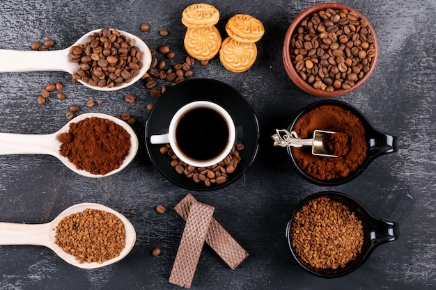 Tasse à café vue de dessus avec différents types de café sur une surface sombre