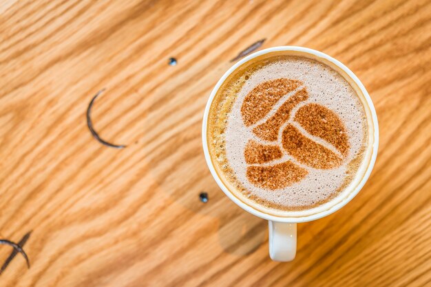 Tasse de café en vue de dessus avec des formes dans la mousse