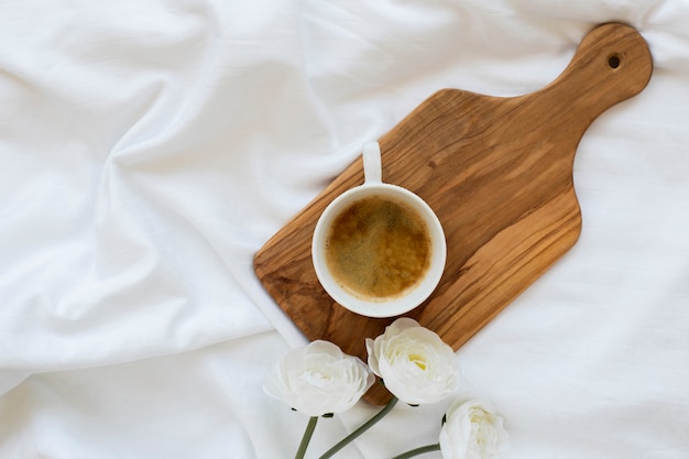 Photo gratuite tasse à café vue de dessus sur une planche de bois