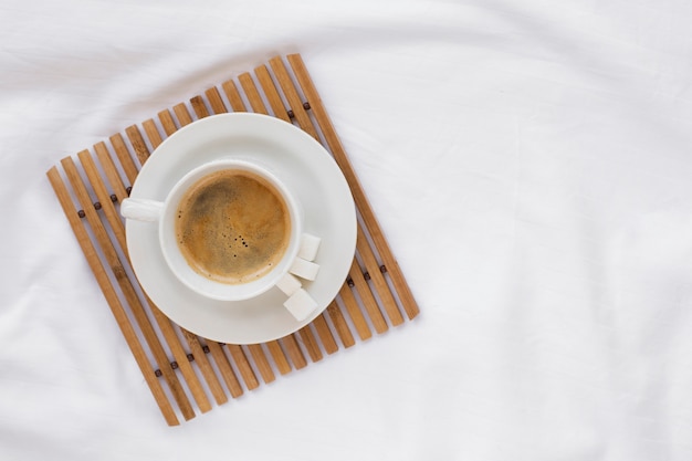 Photo gratuite tasse de café vue de dessus sur un plateau blanc