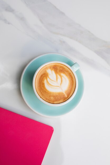 Tasse à café vue de dessus sur la terrasse