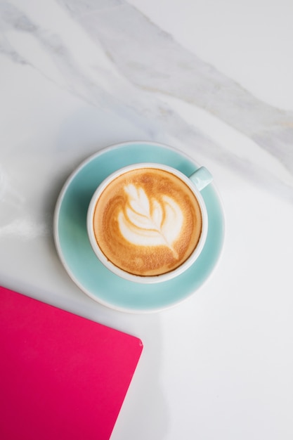 Tasse à café vue de dessus sur la terrasse