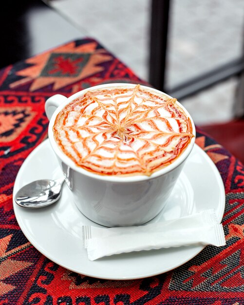 Une tasse de cappuccino garnie de caramel