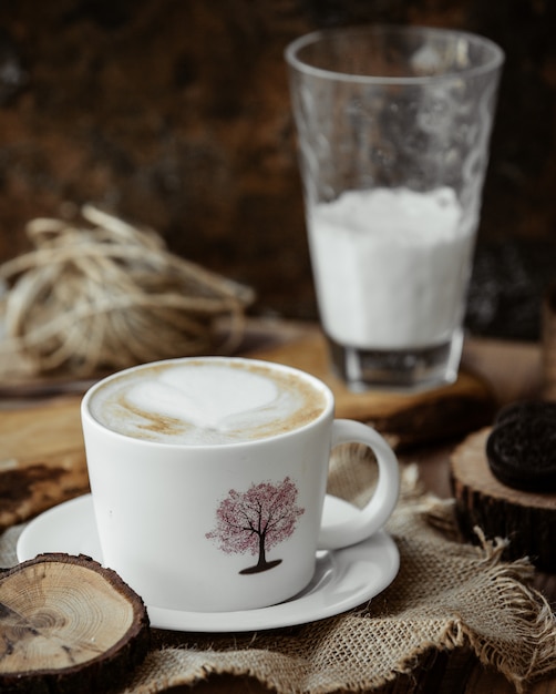 Tasse à cappuccino et verre de lait sur la table