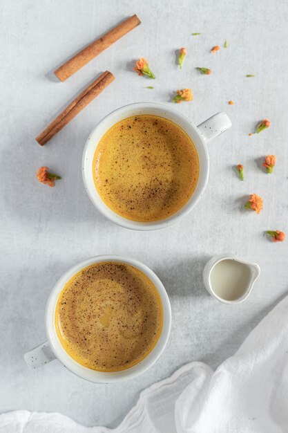 Tasse en céramique blanche avec liquide brun