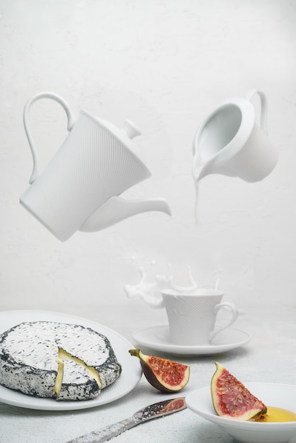 Tasse en céramique sur une plaque en céramique blanche avec de délicieux plats
