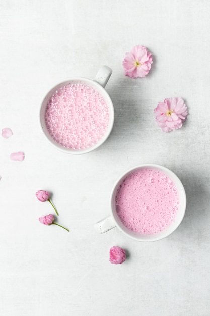 Tasse en céramique rose et blanche avec liquide rose