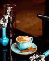 Photo gratuite tasse chaude de cappuccino à la cannelle