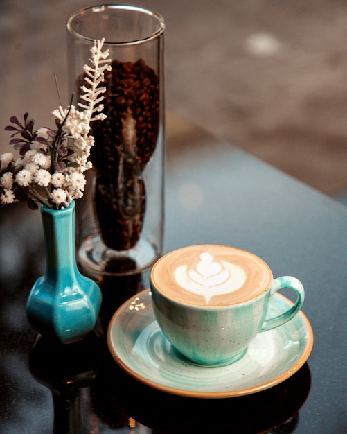 Photo gratuite tasse chaude de cappuccino avec mousse