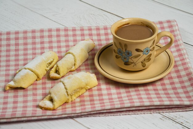 Une tasse de chocolat chaud avec des pâtisseries mutaki traditionnelles du Caucase