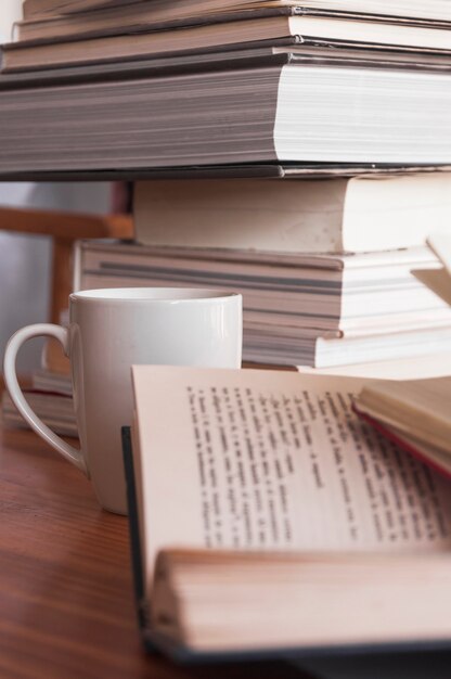 Tasse debout près des livres