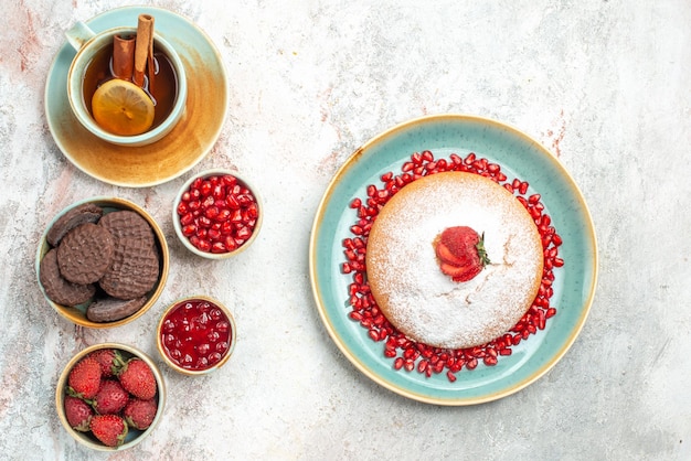 Une Tasse De Gâteau Au Thé Avec Des Baies Une Tasse De Thé Des Bols De Baies Des Biscuits à La Confiture