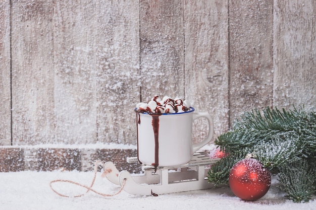 Tasse avec des guimauves et des décorations de Noël