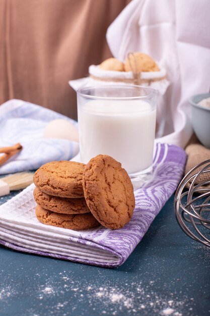 Tasse de lait avec des biscuits à la cannelle et de la farine