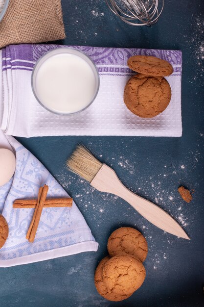 Tasse de lait avec biscuits et pinceau